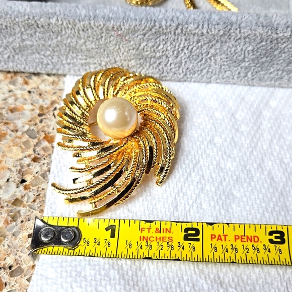 Elegant Gold Swirl Brooch with Pearl Accent - Picture 15 of 17